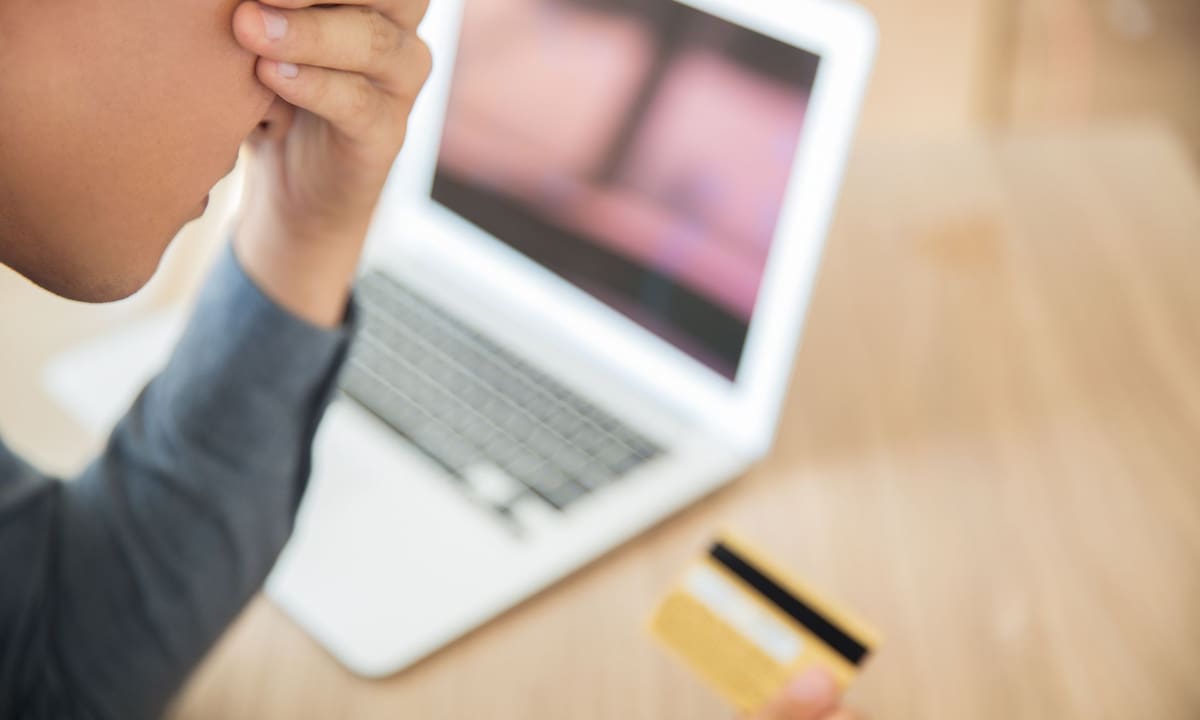 El elemento común es la presión para actuar rápidamente. El mensaje busca evitar que la persona compruebe la información mediante los canales oficiales antes de proporcionar datos o realizar una operación. | Foto: Magnific