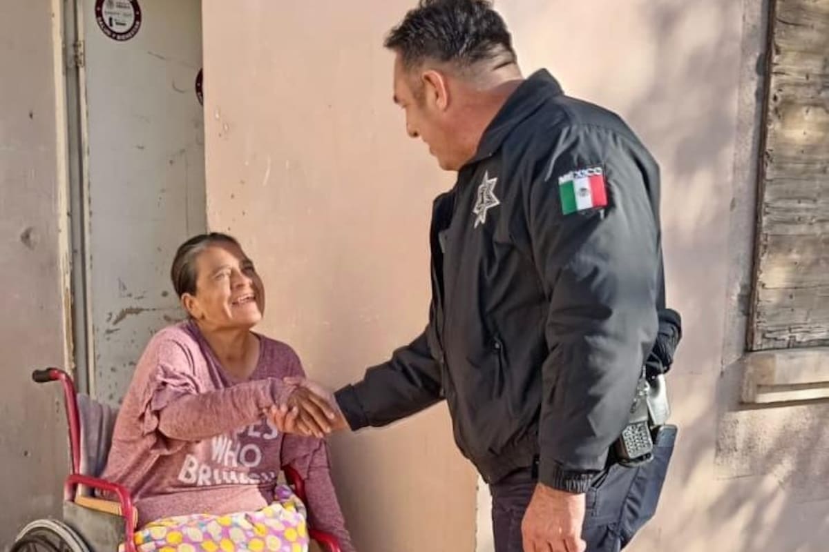 Policías municipales apoyan a mujer con discapacidad en situación vulnerable