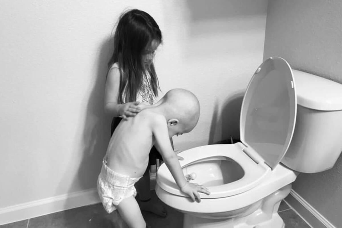 La desgarradora imagen de una niña que consuela a su hermanito con leucemia