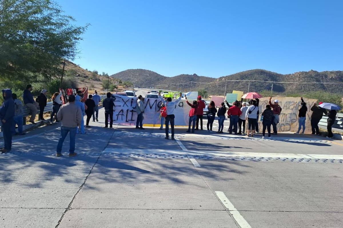 Bloquean carretera Hermosillo-Guaymas vecinos de Mirabal para exigir regularización de lotes y frenar presuntos despojos