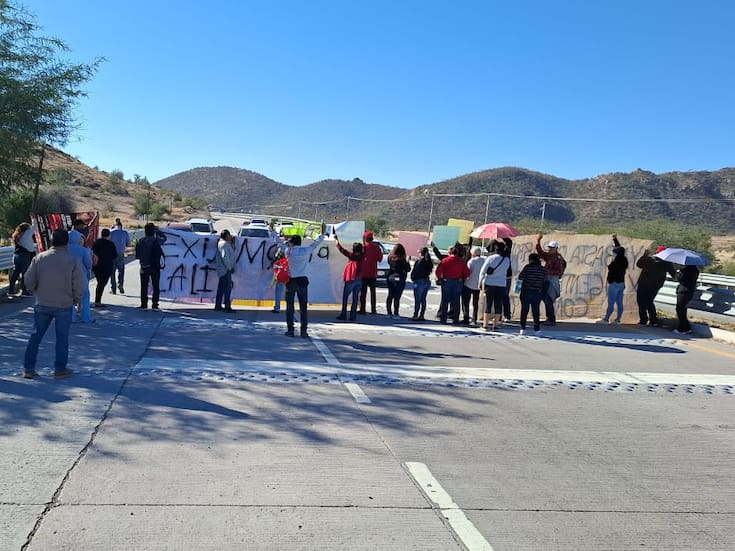 Bloquean carretera Hermosillo-Guaymas vecinos de Mirabal para exigir regularización de lotes y frenar presuntos despojos
