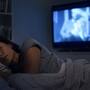 ¿Es malo dormir con la televisión encendida? Esto es lo que puede pasar mientras duermes
