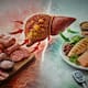 Médicos recomiendan eliminar embutidos como salchichas, tocino, jamón, mortadela y queso de puerco a quienes tengan hígado graso, pues su alto contenido de grasas saturadas, sodio y nitritos puede acelerar la acumulación de triglicéridos y complicar su recuperación: ¿Cómo reemplazarlos?