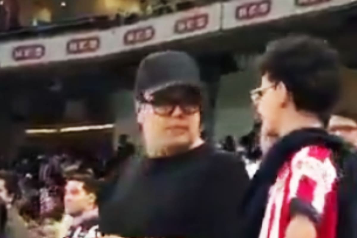 Padre golpea a su hijo en pleno festejo del Rayados vs Chivas