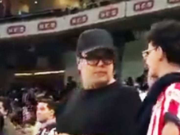 Padre golpea a su hijo en pleno festejo del Rayados vs Chivas