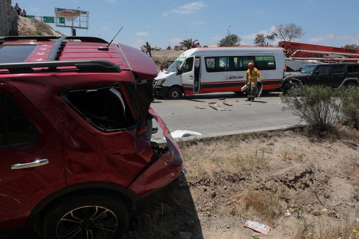 La escena quedó a cargo de policías municipales, quiénes delimitaron el acceso vehicular, a su vez que los escombros de los coches eran removidos del pavimento. Foto: Sergio Ortiz