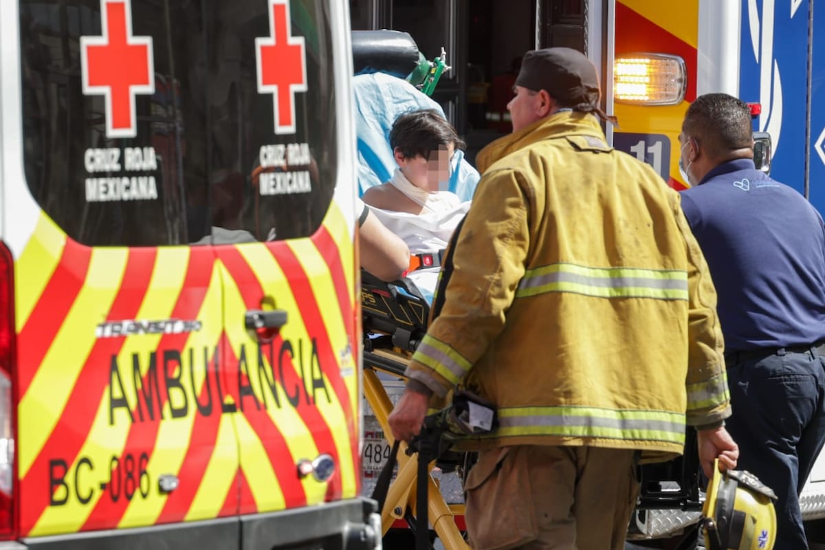 Seis personas, entre ellas dos niños, quedan atrapadas en un techo durante incendio