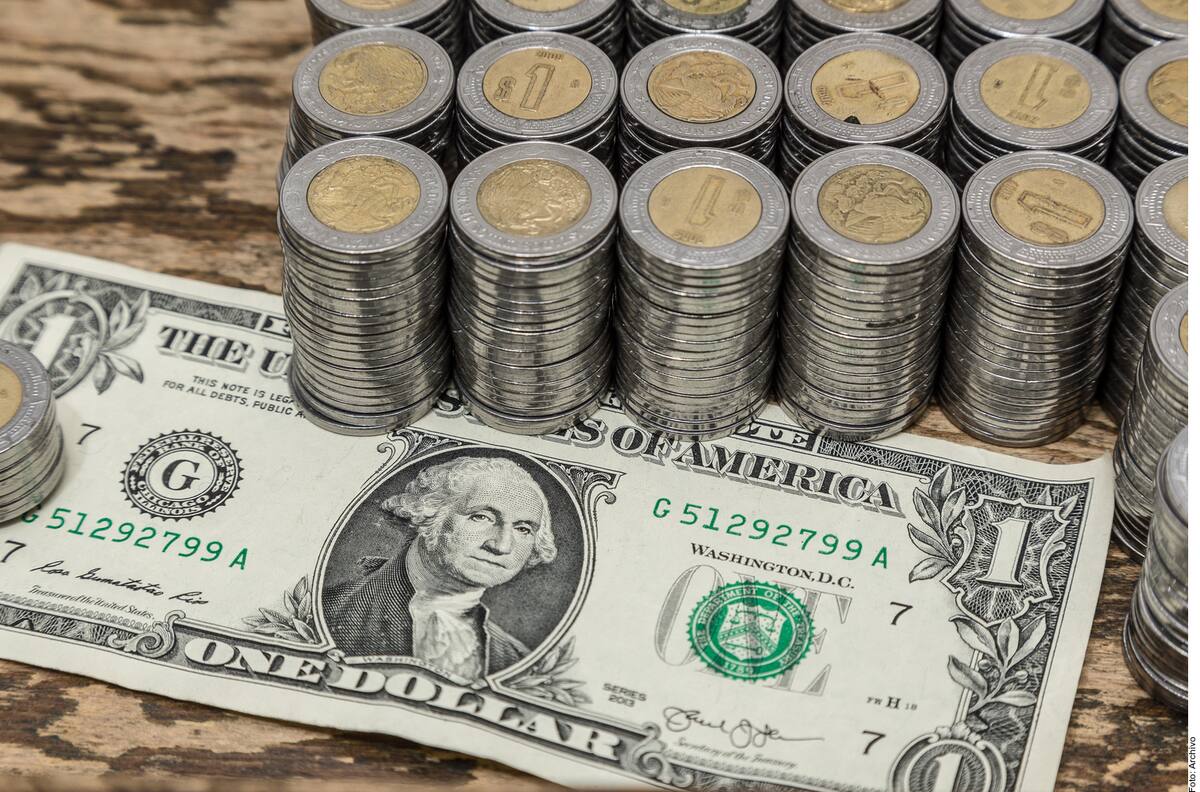 El dólar se ubica debajo de los 16 pesos.