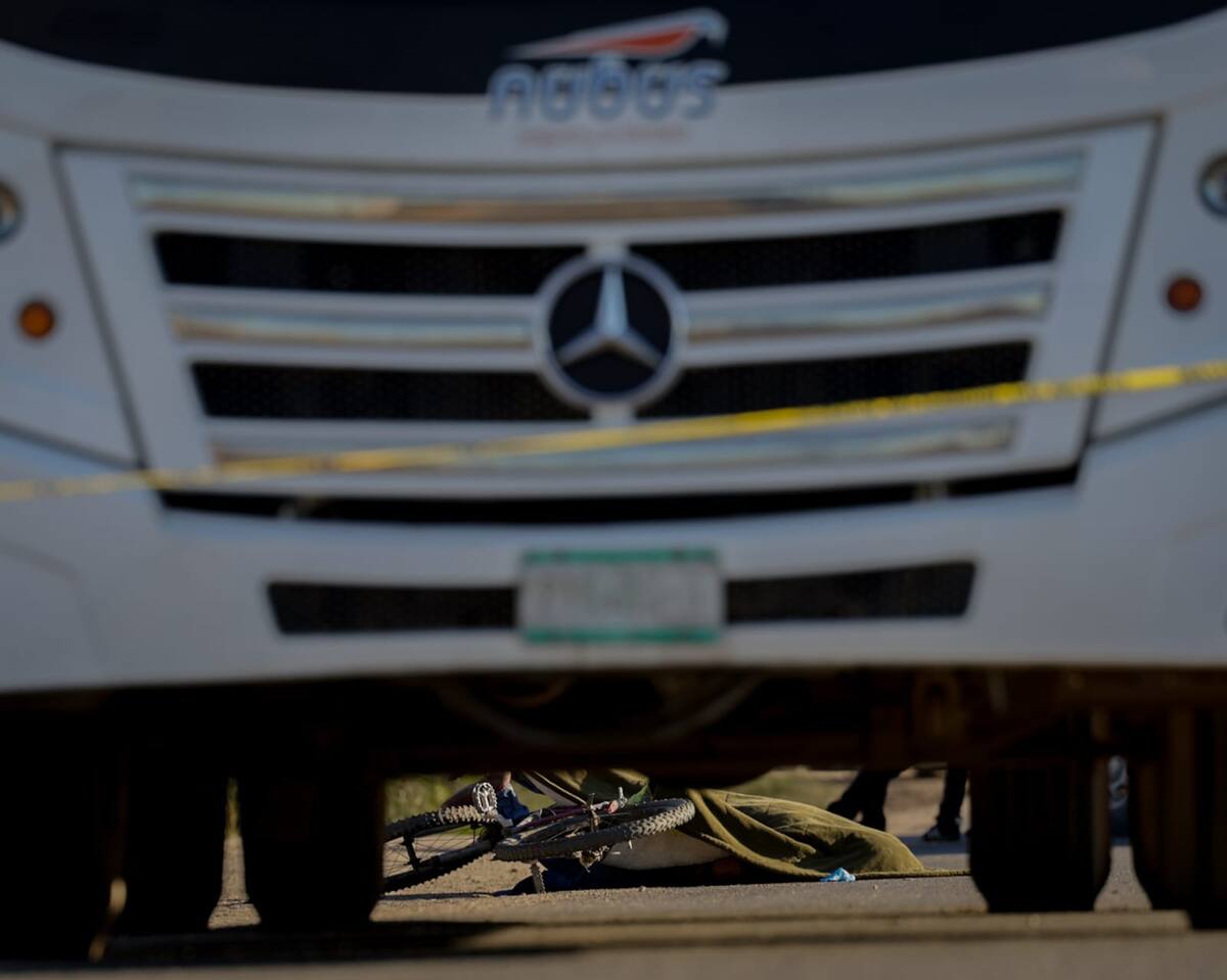 Un hombre perdió la vida luego de ser arrollado por un autobús de la empresa Nubus, cuando este circulaba a bordo de su bicicleta por el carril de acotamiento de la carretera Mexicali-San Felipe, a la altura de la calzada Santiago Vidaurri. (Foto: Javier Gallegos)