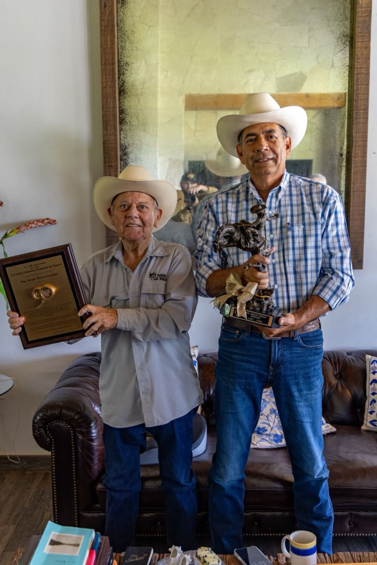 Sergio “Peque” Torres Serrano recibió un reconocimiento de la UGRS por su trayectoria y aportaciones a la ganadería sonorense.