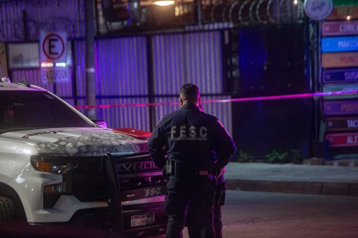 Elementos de seguridad y cuerpos de emergencia acudieron al establecimiento Gastro & Bar Radical tras el ataque armado registrado en la colonia Tomás Aquino. Foto: Border Zoom.