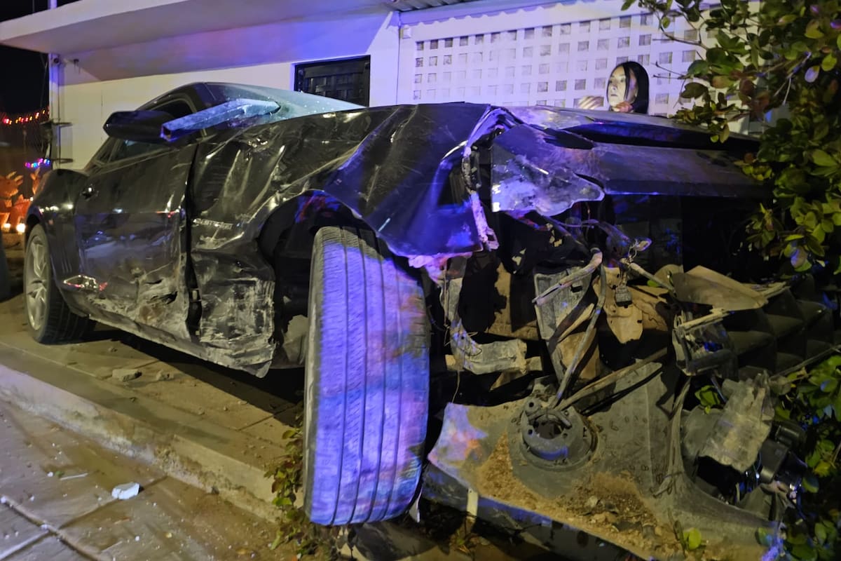 Dos jóvenes detenidos tras chocar vehículo contra casa en SLRC