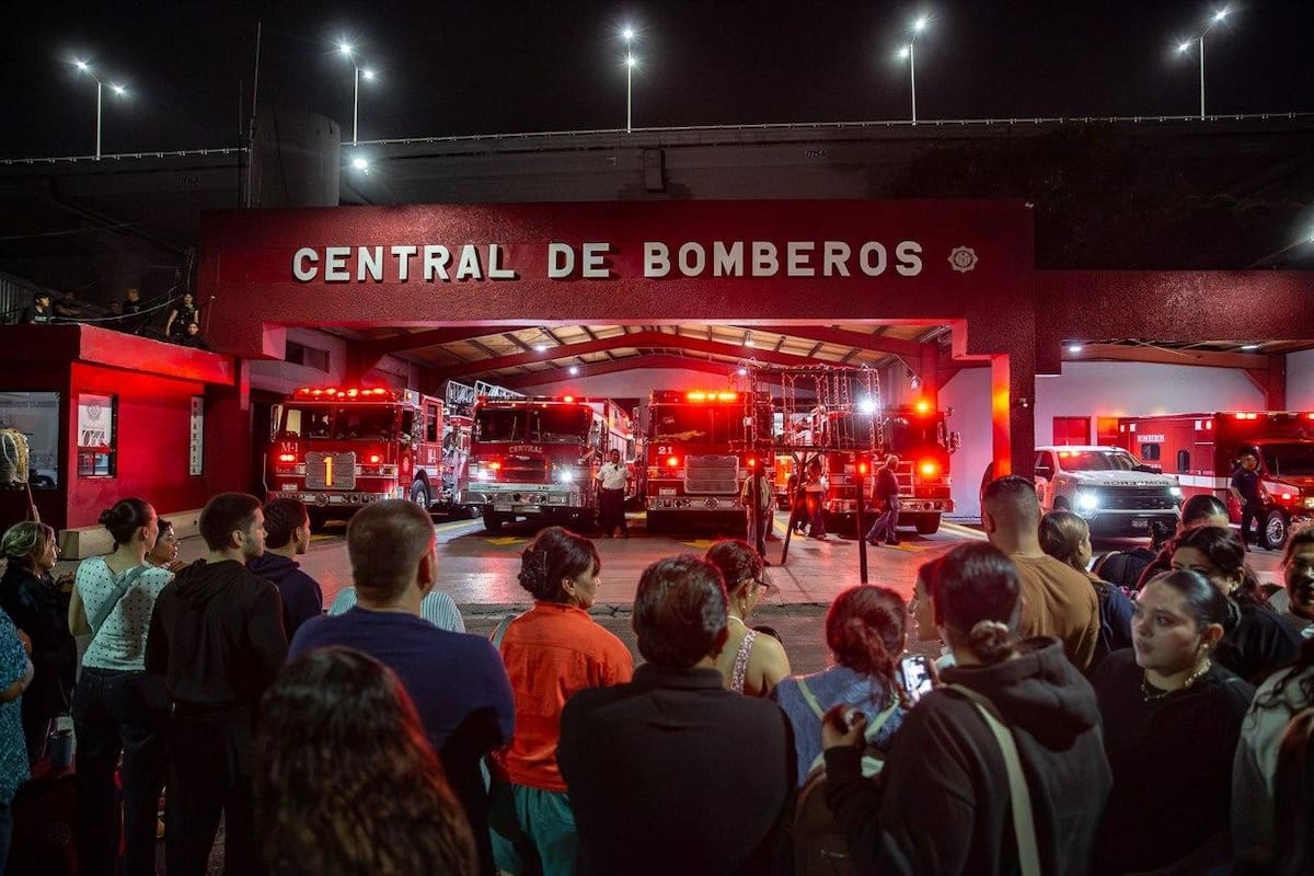 Bomberos de Tijuana celebran 104 años de servicio con mariachi, música y fuegos artificiales