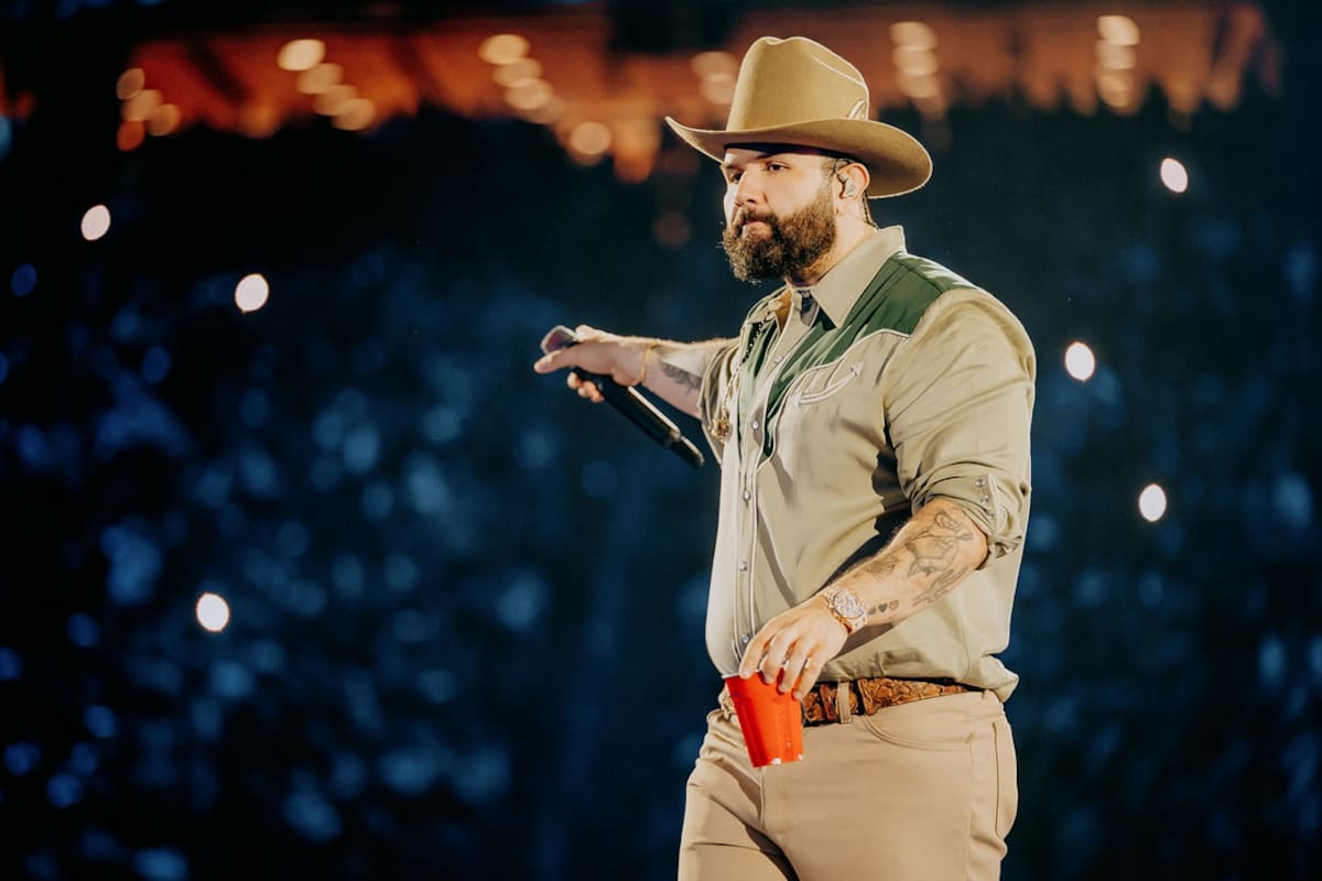 Carín León se pone nostálgico en su nuevo video ‘Por la Suave’