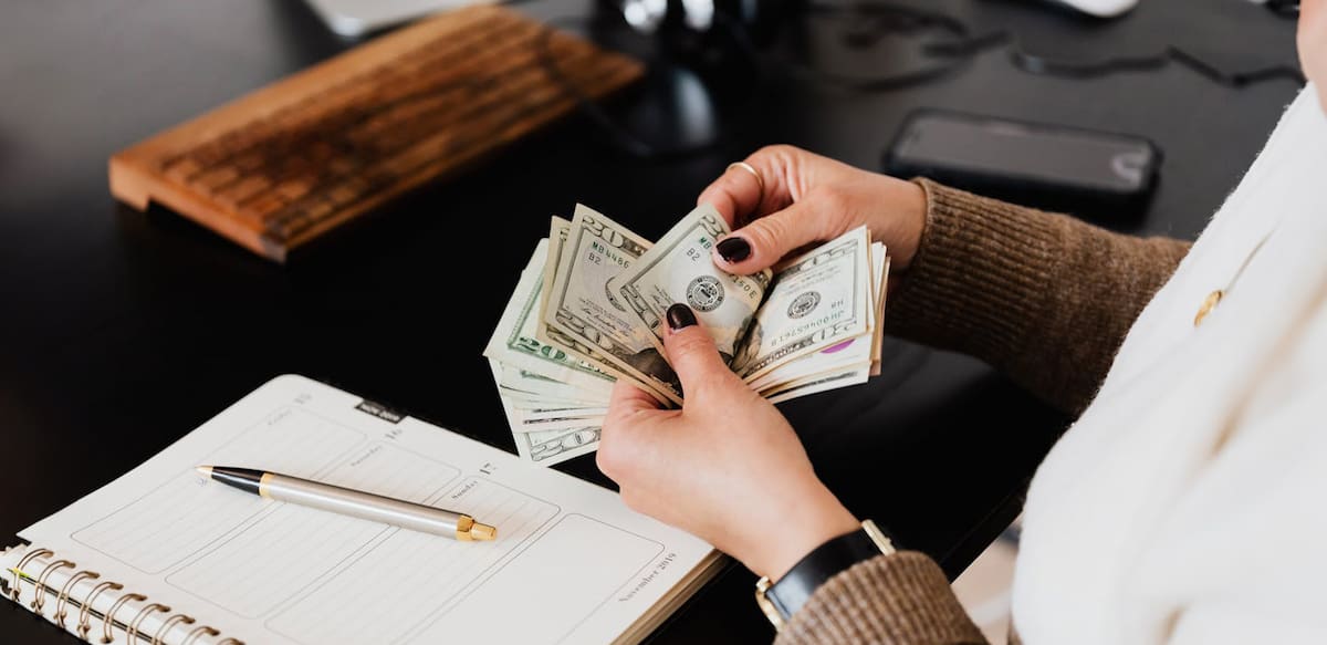 La revocación de la ciudadanía se dio tras confirmar un fraude millonario en apoyos federales en Estados Unidos.