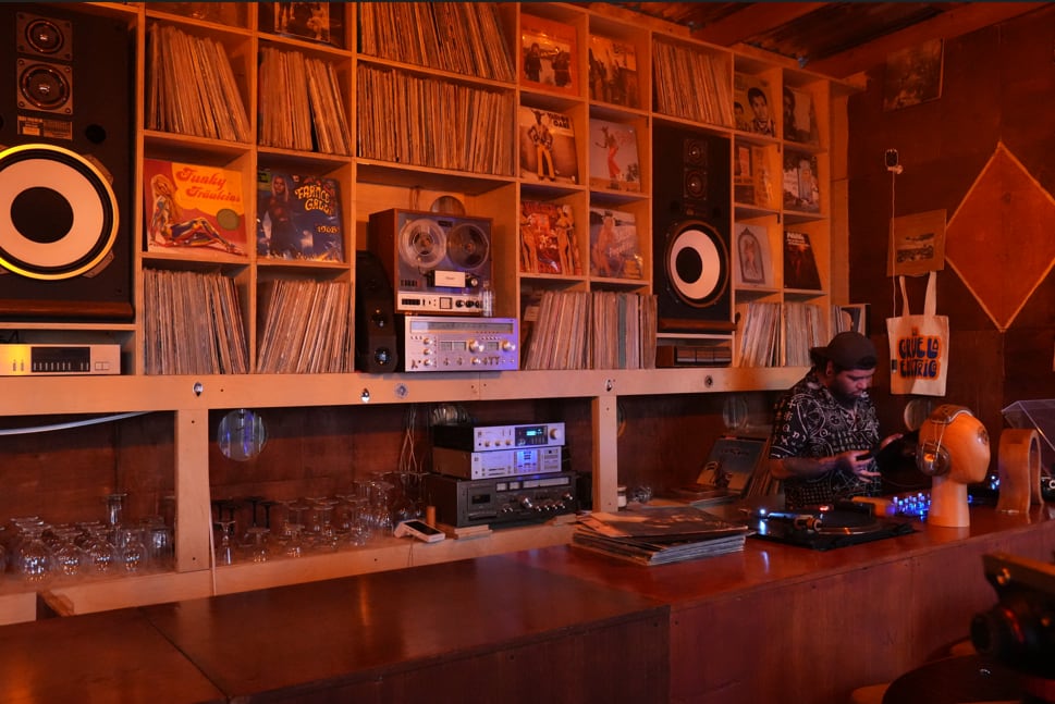El espacio reúne a amantes del vinilo con música de los 70, 80, 90 y 2000. Foto: Carlos Cruz