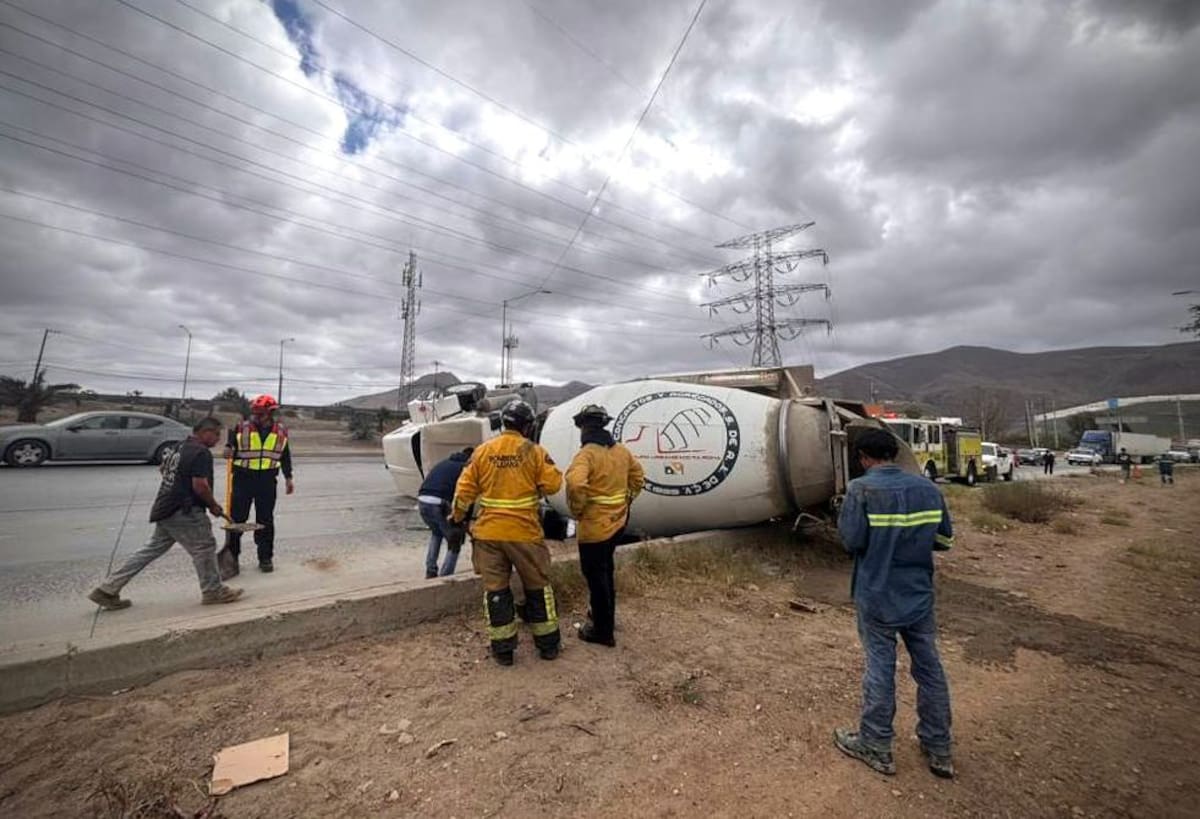 El conductor del camión fue atendido en el lugar y no sufrió lesiones graves. Foto: Border Zoom