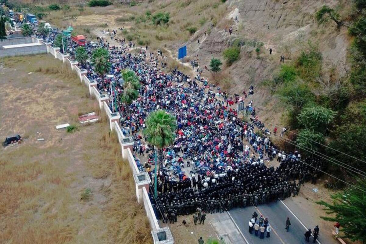 Guatemala obliga a retornar a su país a casi mil 400 migrantes hondureños