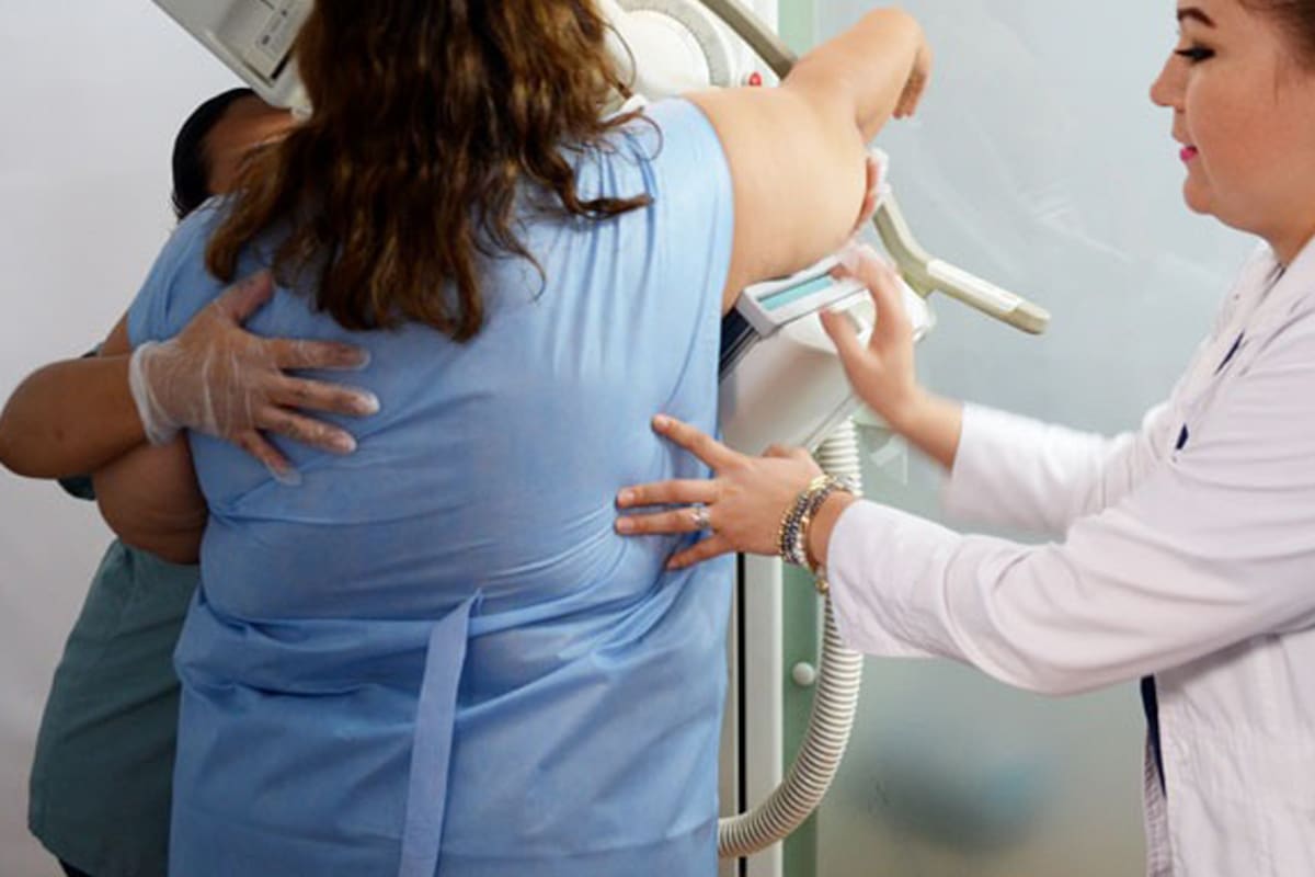 A los 45 años, Patricia Zaragoza recibió un diagnóstico de cáncer de mama que cambió su vida, pero fue durante la quimioterapia cuando descubrió que otras mujeres enfrentaban una lucha todavía más difícil