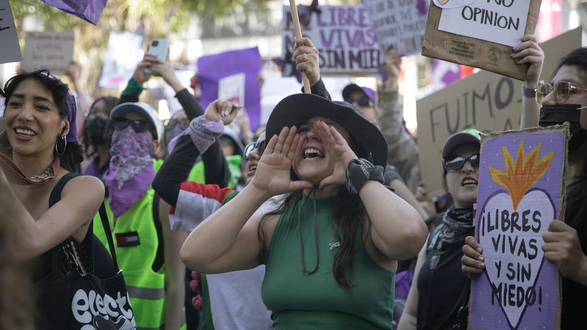 Marcha 8M en Monterrey terminó con denuncias de manifestantes contra Fuerza Civil por presuntos abusos y decomisos, la autoridad negó incidentes graves