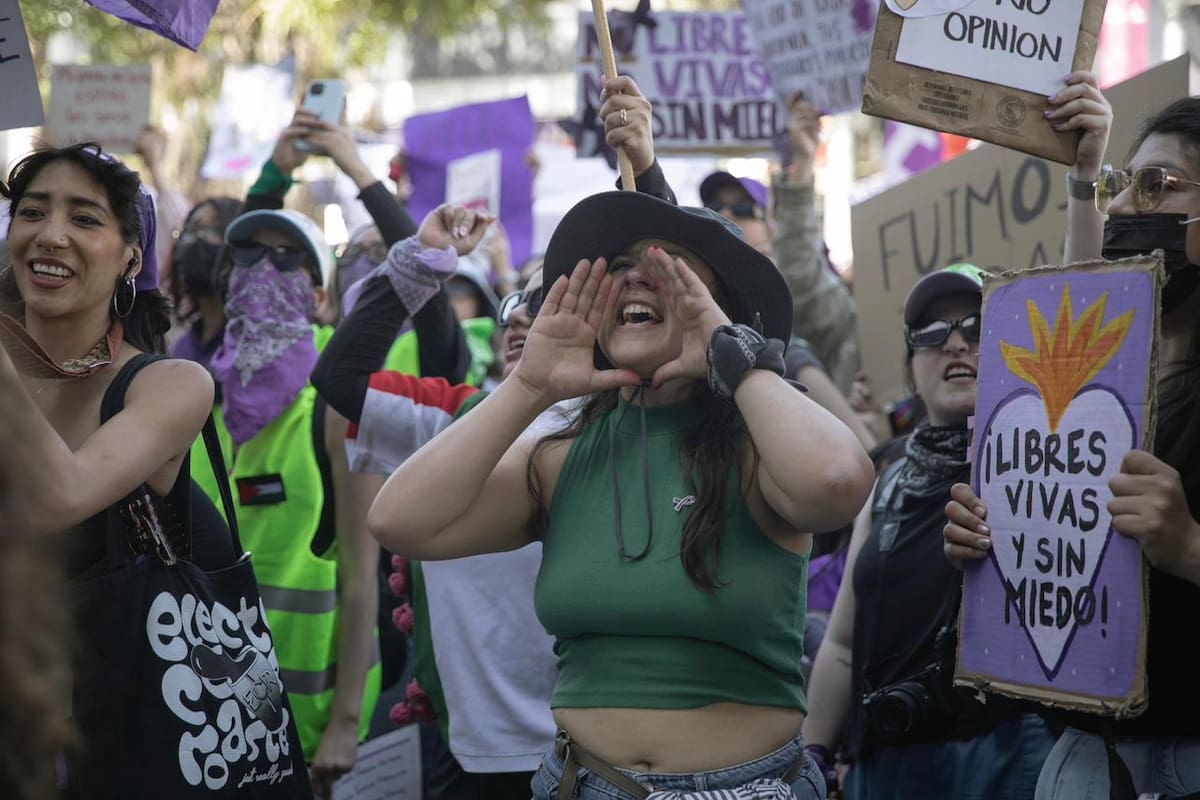 Marcha 8M en Monterrey terminó con denuncias de manifestantes contra Fuerza Civil por presuntos abusos y decomisos, la autoridad negó incidentes graves