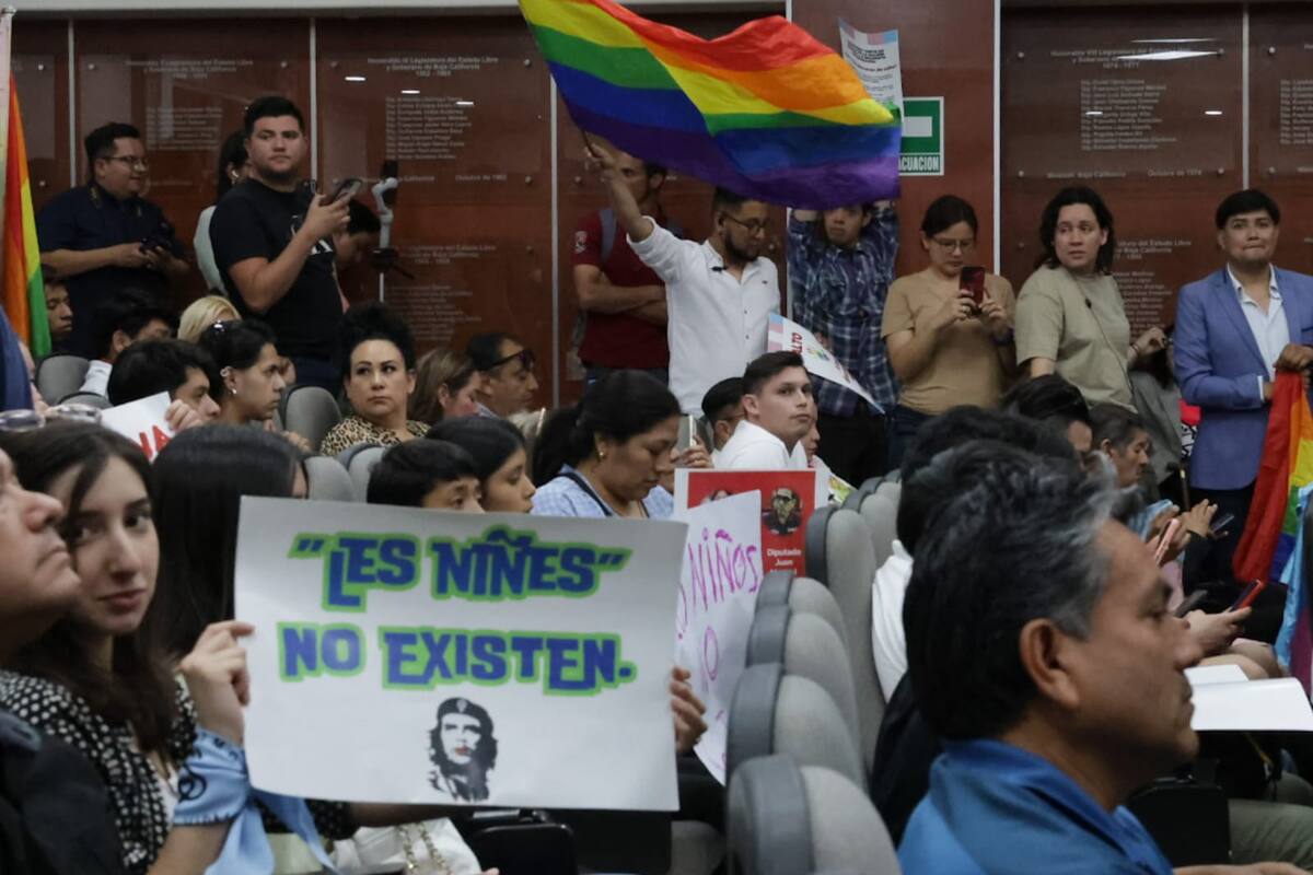 Se manifestarion provida y LGBT