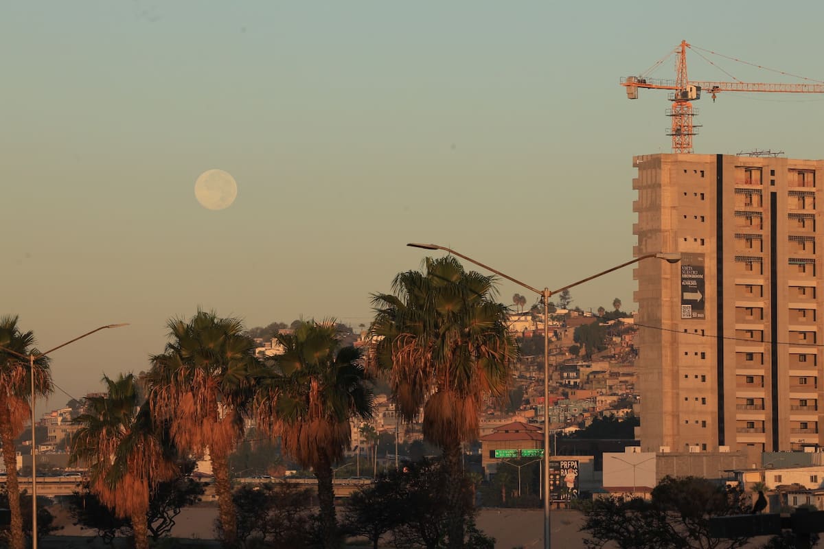 La Luna del Cazador fue visible en Tijuana durante la noche del domingo y la madrugada del lunes. Foto: Sergio Ortiz