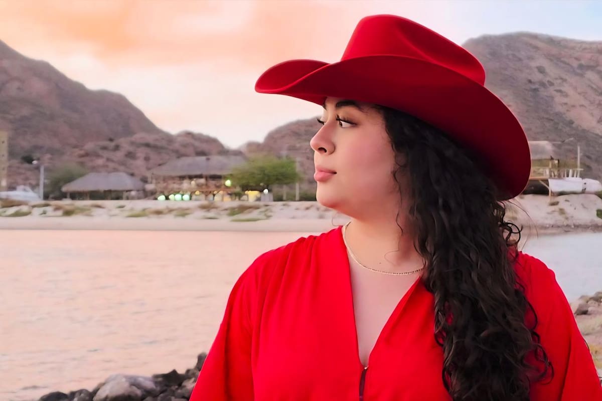 Abril Vega, hija de Sergio Vega, debuta en la música regional mexicana con homenaje a su padre