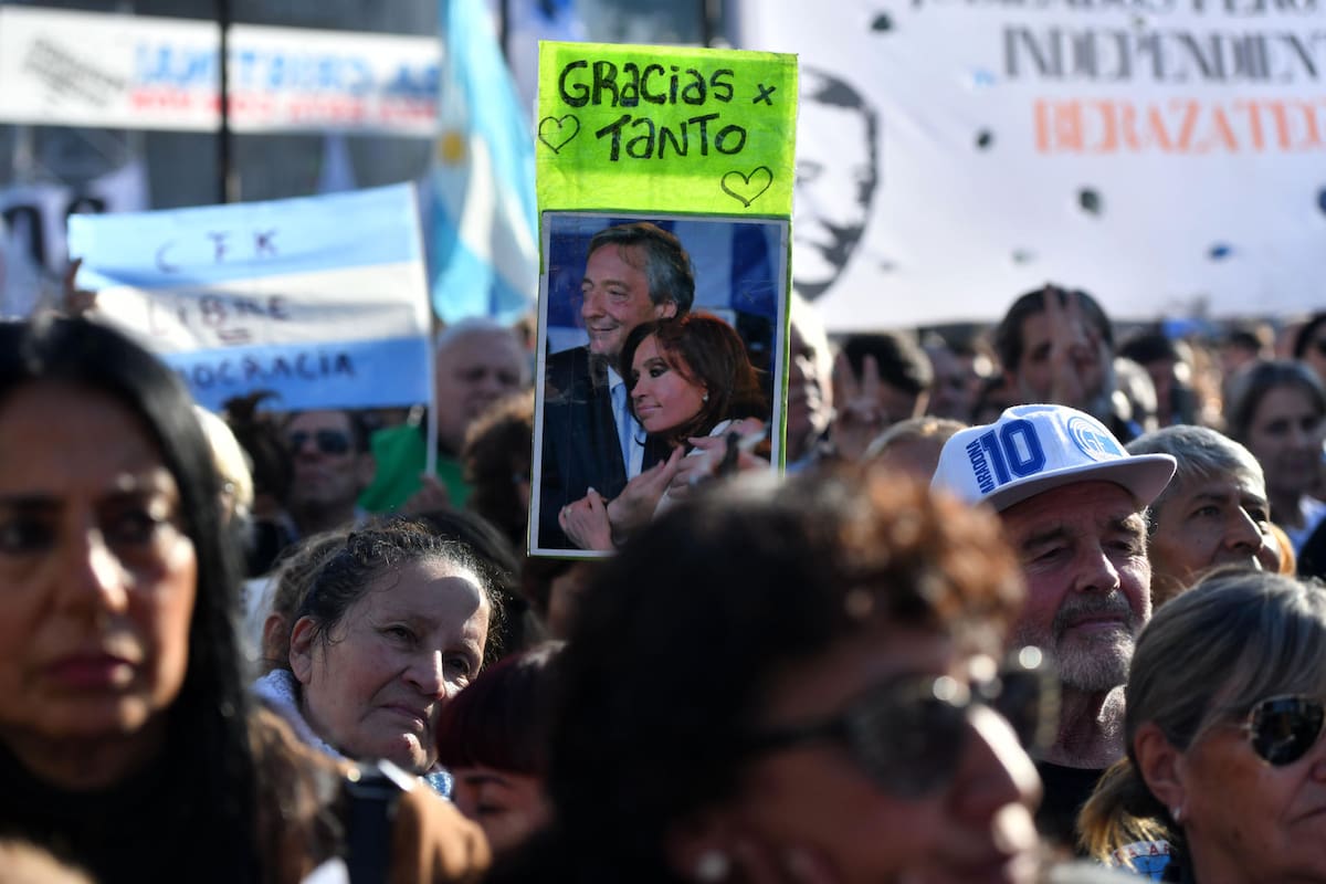 ¿Puedo salir o no al balcón de mi casa?: Cristina Fernández cumple su primer día de prisión domiciliaria entre miles de manifestantes
