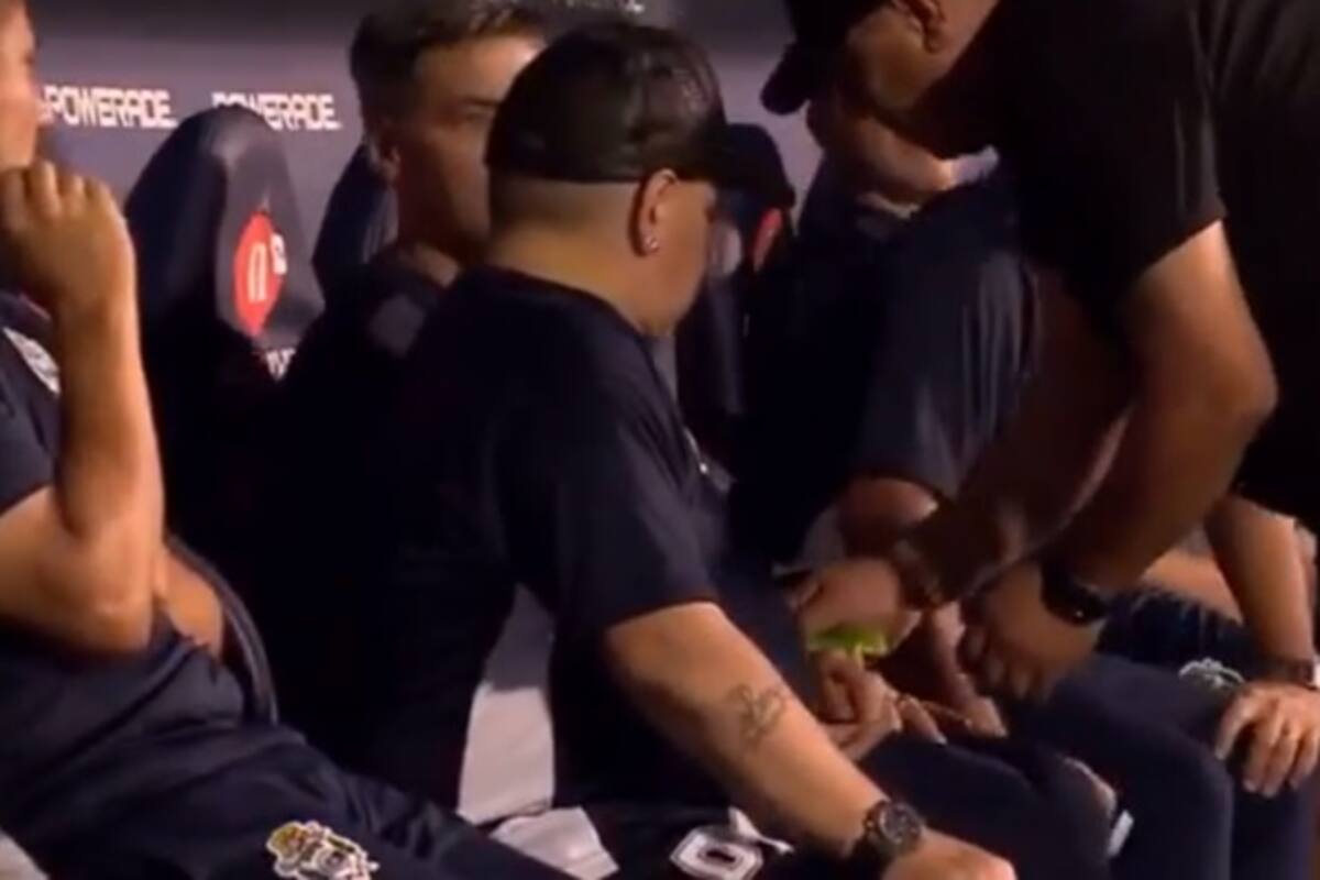 VIDEO: Sospechan que Maradona ingirió droga al dirigir a su equipo