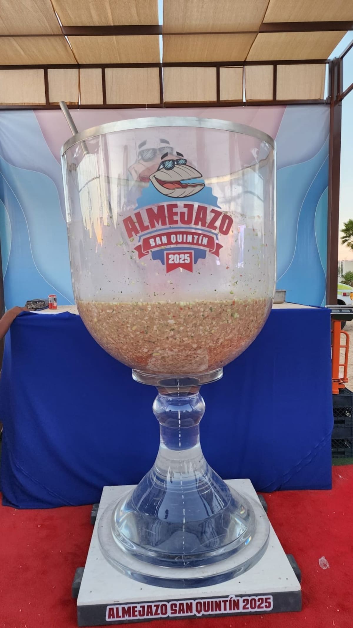 En San Quintín prepararon un coctel gigante de almeja pismo de 543 kilos en una copa de 1.80 metros. Foto: Cortesía