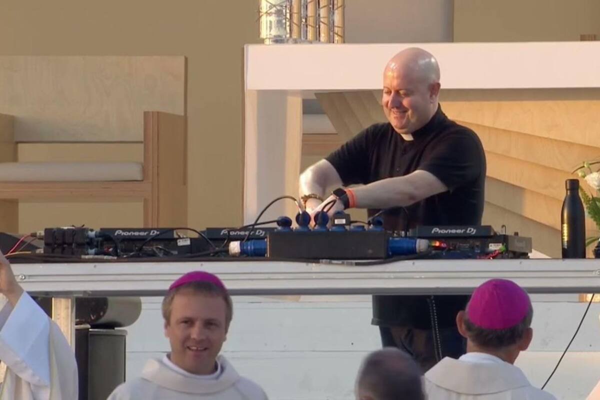 Conoce a Guilherme Peixoto: el famoso padre que da misa con música electrónica