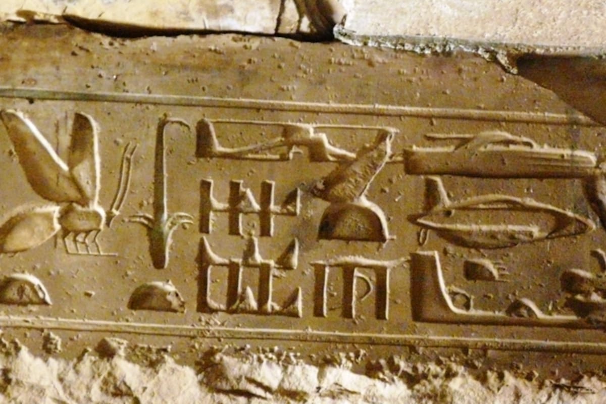 ¿Hay un helicóptero, avión, submarino y ovni en jeroglíficos egipcios?