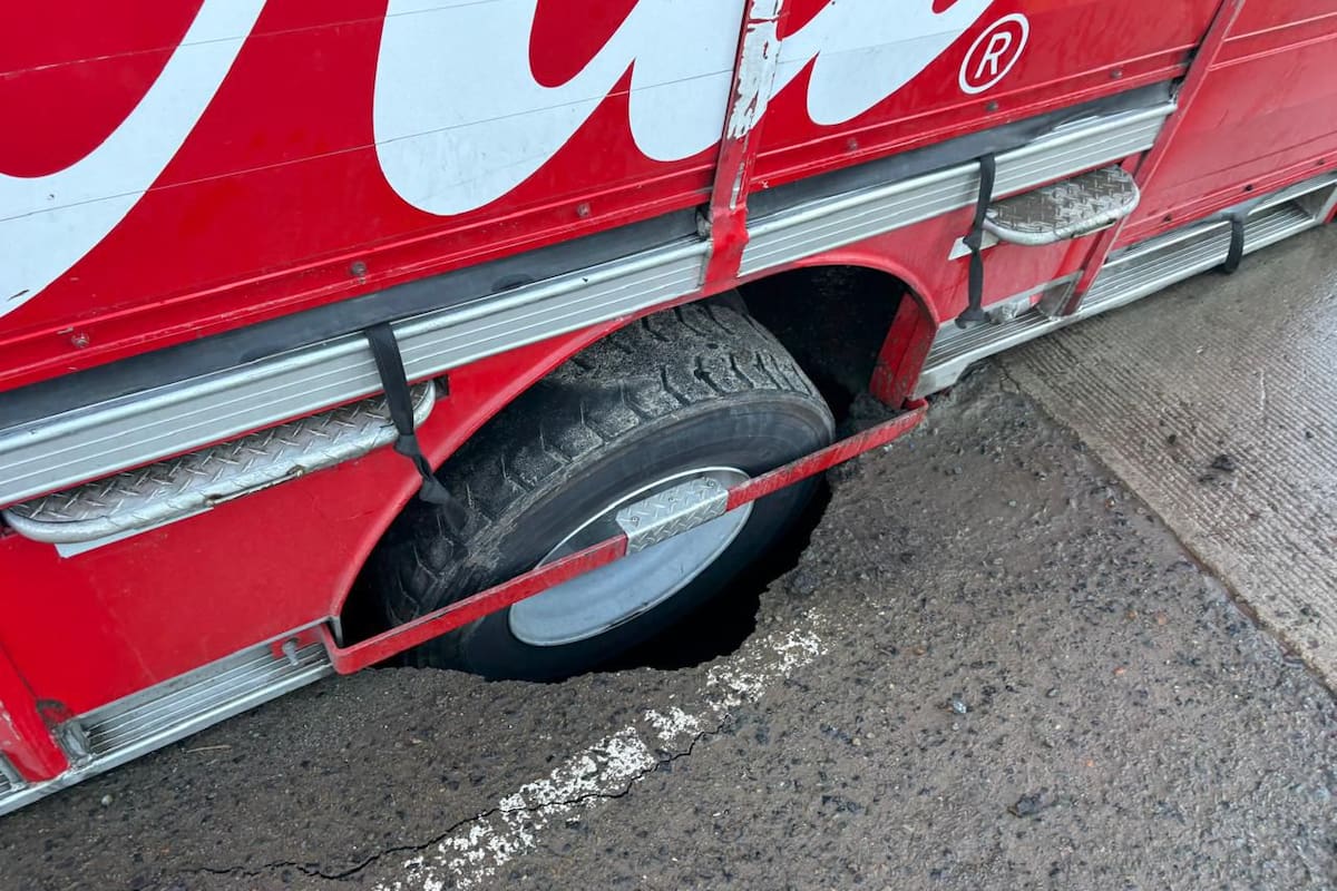 Socavón por lluvias atrapa camión de reparto en Rosarito