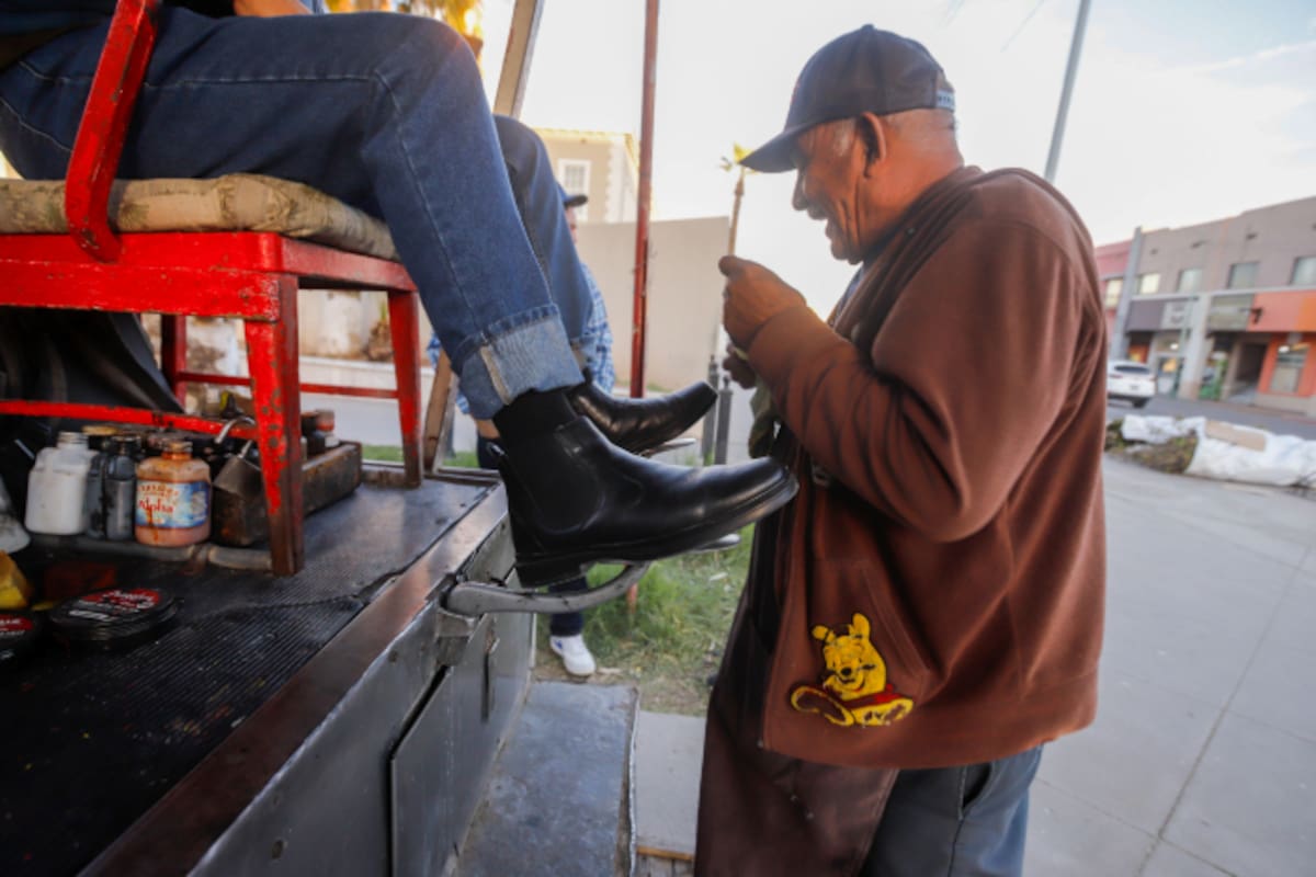 FOTORRELATOS | El arte de lustrar el calzado, un oficio de herencia