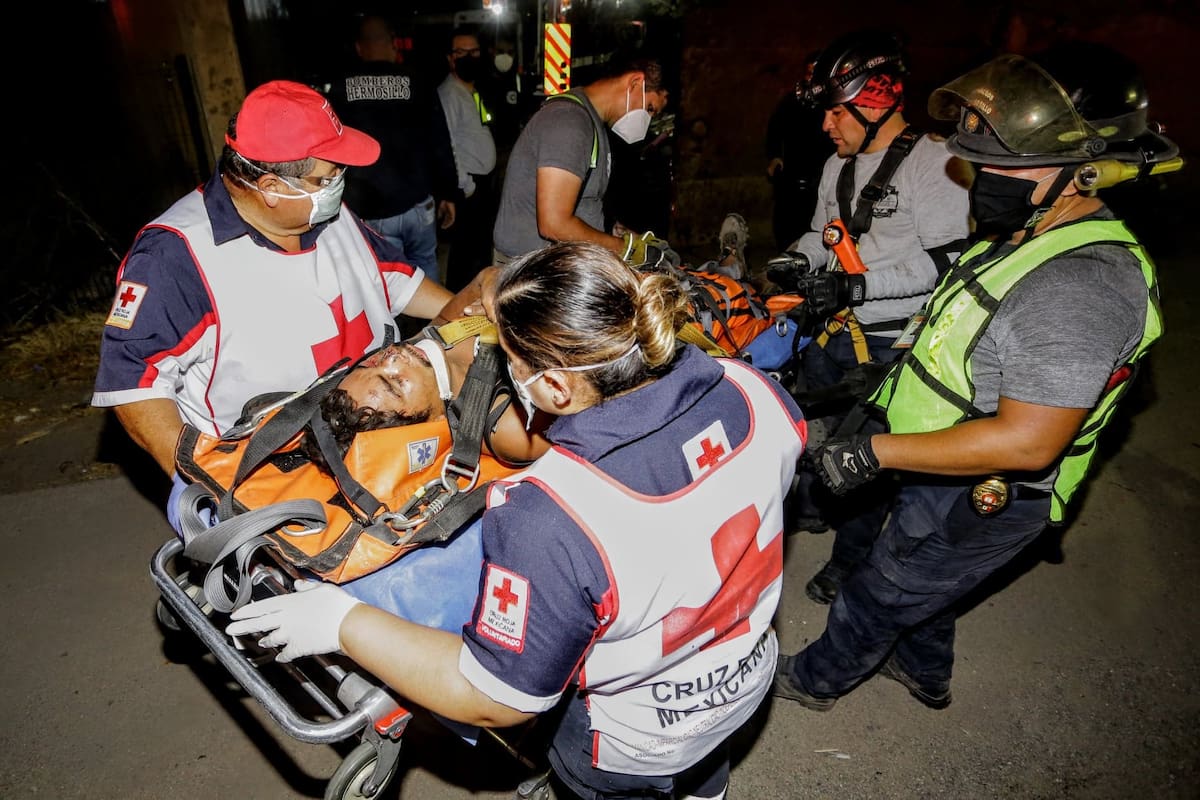 Bomberos rescatan a hombre que cayó en un pozo