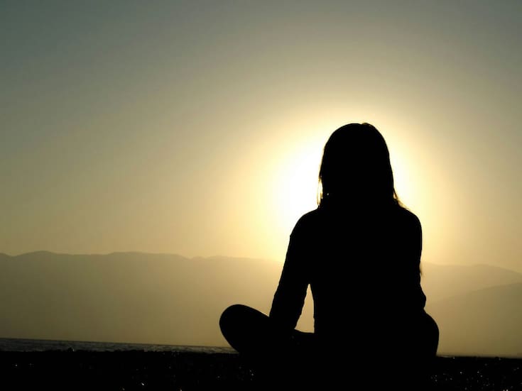 Ritual sencillo para cerrar el 2025 y soltar cargas negativas: guía práctica para atraer renovación