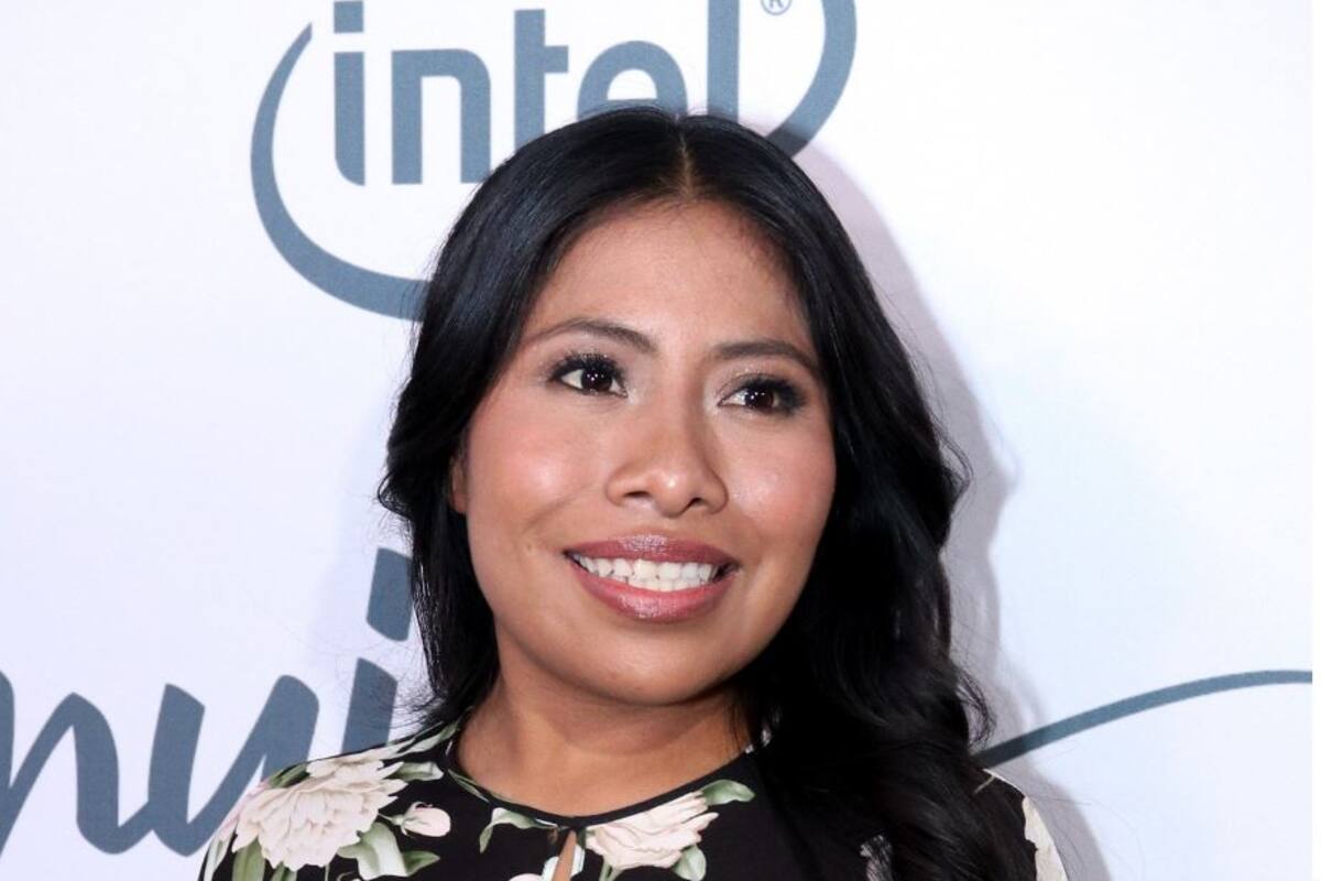 Yalitza presume figura en ajustado vestido