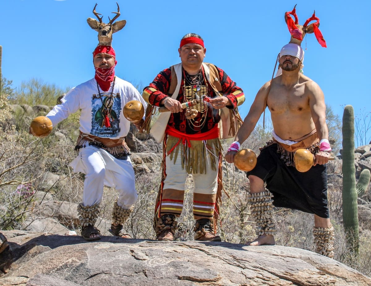 Los Tohono O’odham mantienen prácticas y tradiciones vinculadas con su territorio ancestral en el desierto de Sonora. En la foto, integrantes de las etnias Tohono O’odham y Lipan Apache realizan una ceremonia de bienvenida durante la inauguración de un sendero arqueológico en 2023. FOTO: BANCO DIGITAL GH