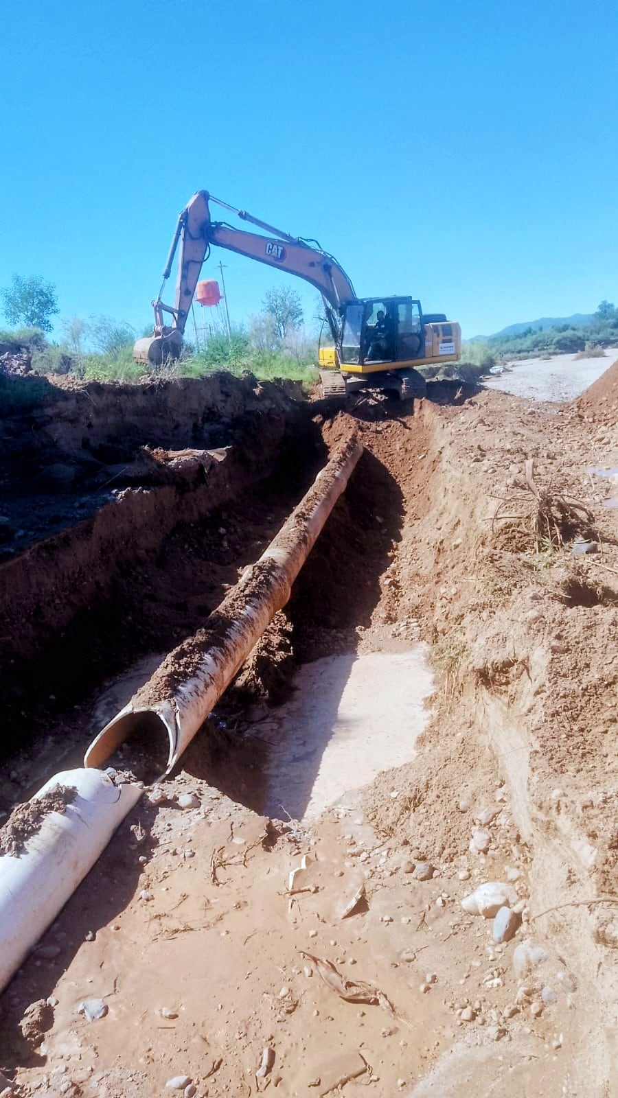 Agua de Hermosillo realiza trabajos de excavación y preparación del terreno para instalar la nueva tubería del Acueducto Malvinas, afectada por la creciente del río San Miguel.