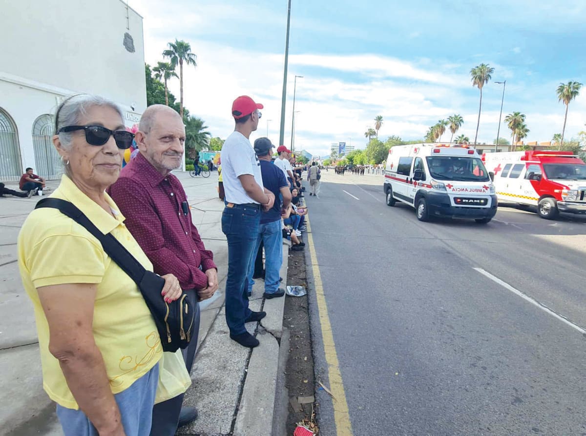 Joaquín Blanco Dido, de 76 años y María Josefina Ramírez Ávila, de 75 años, disfrutaron del desfile en Rosales y Luis Encinas. FOTO: GAMALIEL GONZÁLEZ