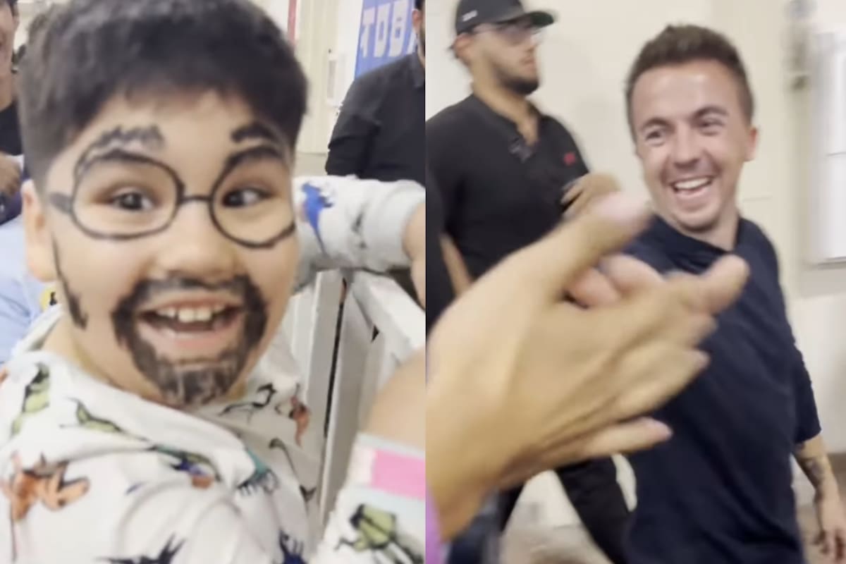 Niño disfrazado de Dewey sorprende a Frankie Muniz durante su visita a Hermosillo
