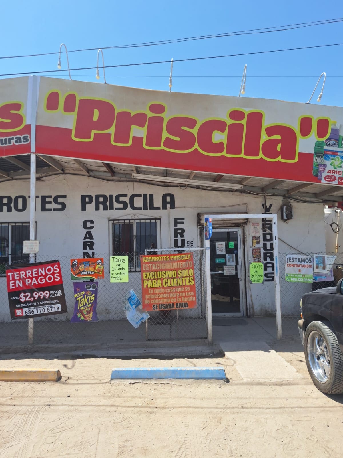 Ante la desesperación, José Luis, quien trabaja en el abarrotes “Priscila”, en compañía de otros empleados, buscó la forma de mantener frescos los productos que ahí se venden l Foto: Juan José Solano