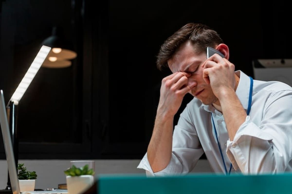 La Encuesta Nacional sobre Uso del Tiempo 2024 revela que la población laboró en promedio 59.6 horas semanales, superando el límite legal de 48 horas. Foto: Freepik