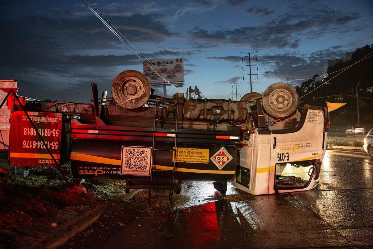 La unidad que transporta material inflamable circulaba vacía al momento del accidente; autoridades atribuyen de manera preliminar el percance al pavimento mojado y exceso de velocidad. Foto: Border Zoom
