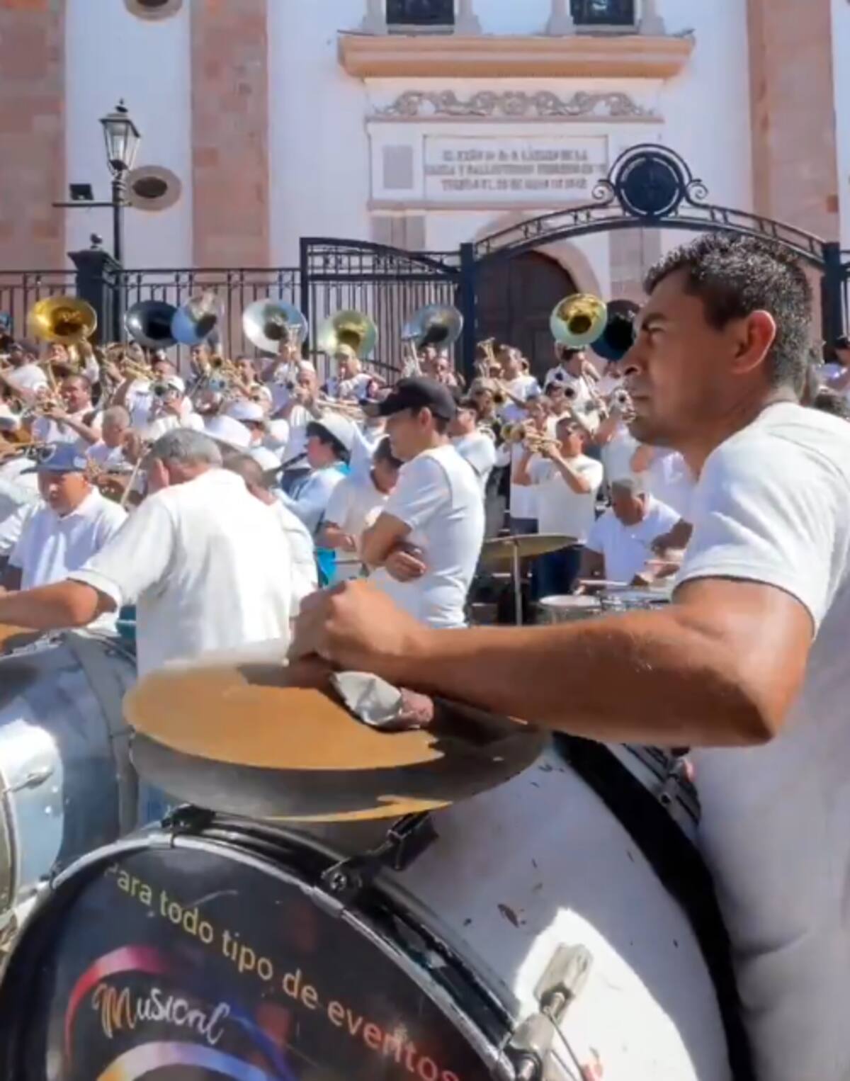 Bandas se reunen un Culiacán. / @tusbuenas vía X.