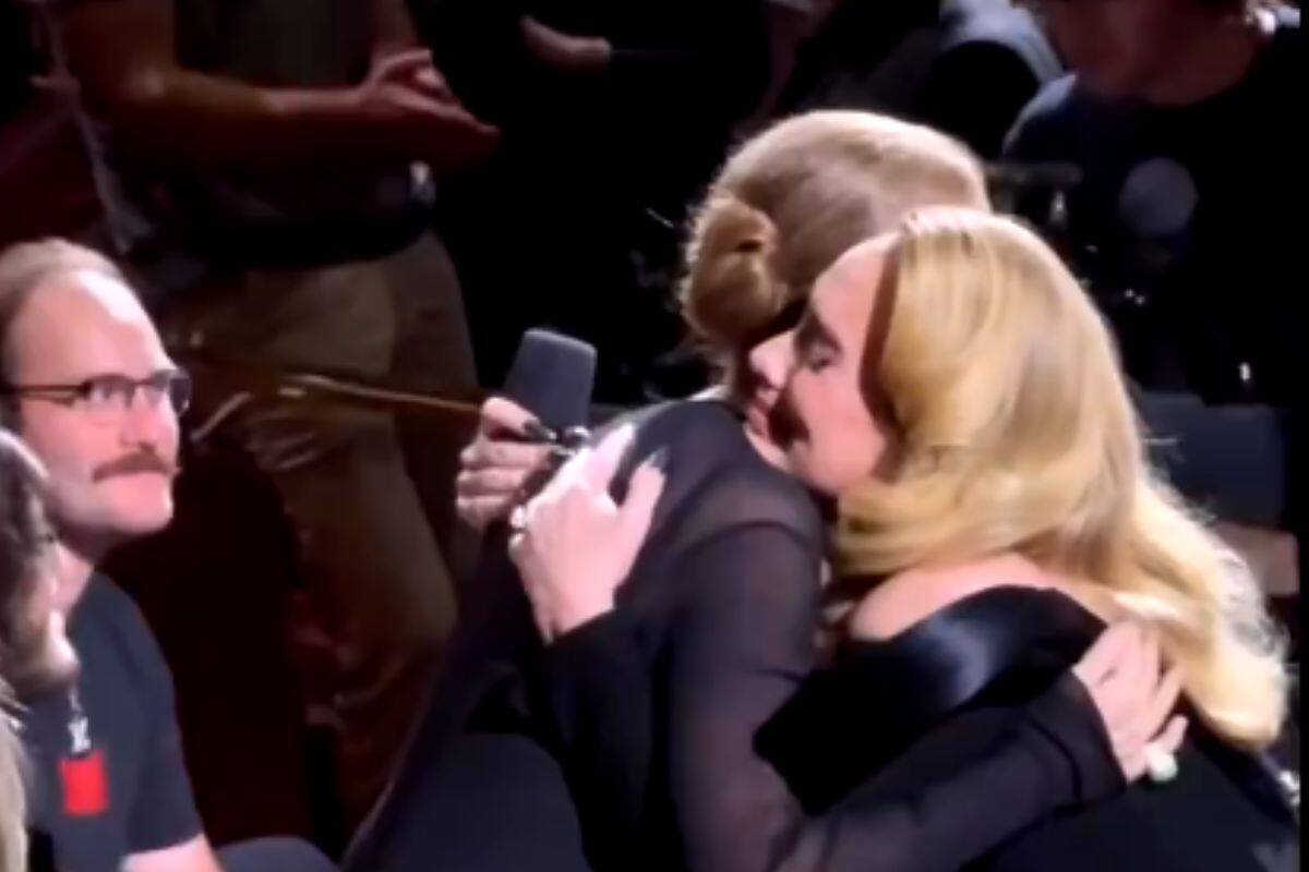Adele rompe en llanto al ver a Celine Dion entre el público.