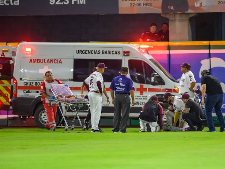 VIDEO: JP Martínez de Tomateros sale en ambulancia tras terrible choque con compañero en los playoffs de la LMP