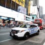 Mujer apuñala a dos personas en Times Square y policías le disparan
