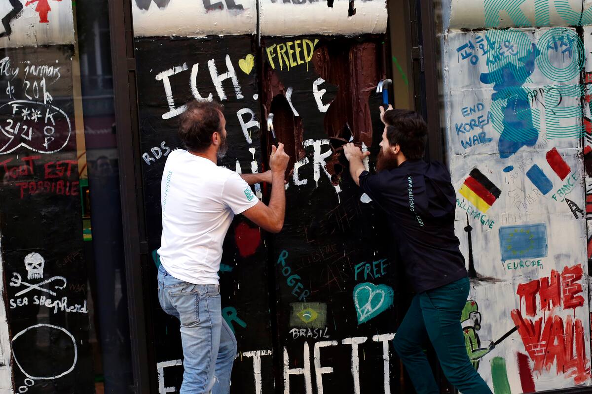 Derriban un Muro de Berlín de chocolate